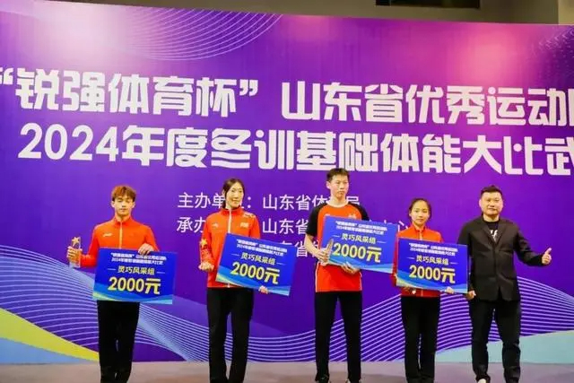 leyu.乐鱼体育董事长颁奖.jpg leyu.乐鱼体育董事长颁奖.jpg